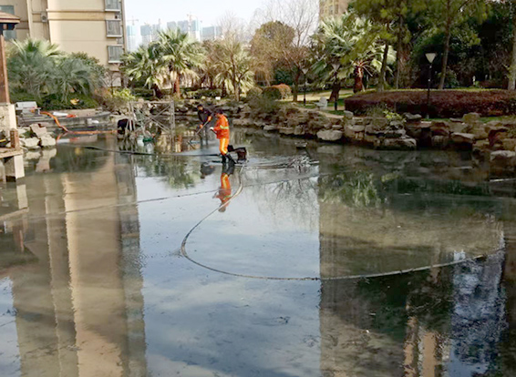 大兴安岭景观池淤泥清理