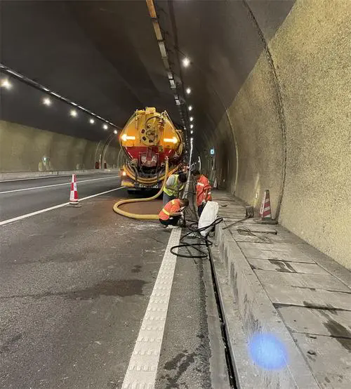 大兴安岭隧道排水渠清淤